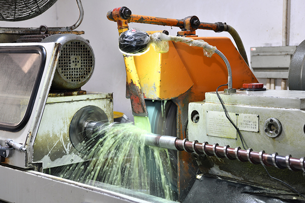 華鴻擠出機螺桿維護保養的工作內容